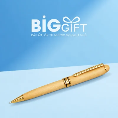 Bút gỗ BGV 001 sáng màu phối vàng trên nền BigGift