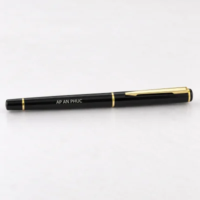 Bút ký kim loại BKV 002 đen phối vàng – một dòng nhận diện rõ trên vùng thân trống