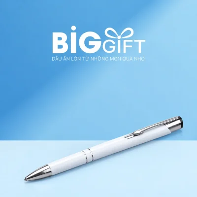 Bút BKV 005 trắng phối bạc nằm trên mặt bàn nền BigGift