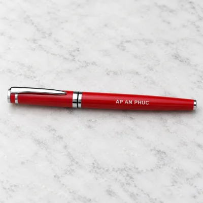 Bút ký kim loại BKV 012 đỏ phối bạc – một dòng nhận diện rõ trên vùng thân trống