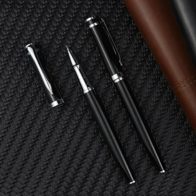 Bút ký kim loại BKV 012 đỏ phối bạc – xem chi tiết đầu, cài và chỗ ghép