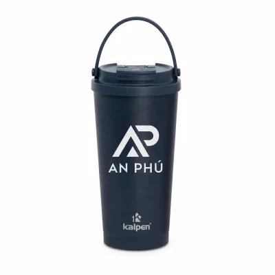 Cốc giữ nhiệt Kalpen AR32B inox 304 560 ml xanh đậm – logo trắng lớn trên vùng thân trống