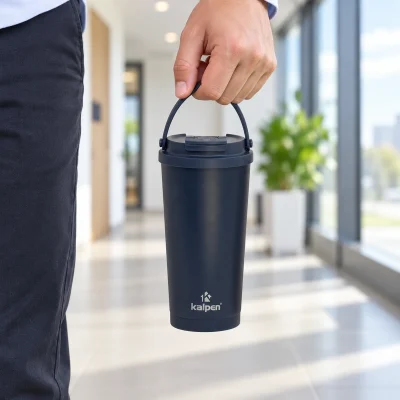 Cốc giữ nhiệt Kalpen AR32B inox 304 560 ml xanh đậm – hình dung cách mang cốc bằng quai