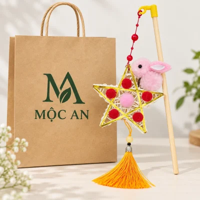 Đèn lồng ngôi sao mây tre gắn thỏ hồng – nhận diện rõ trên túi hoặc thiệp
