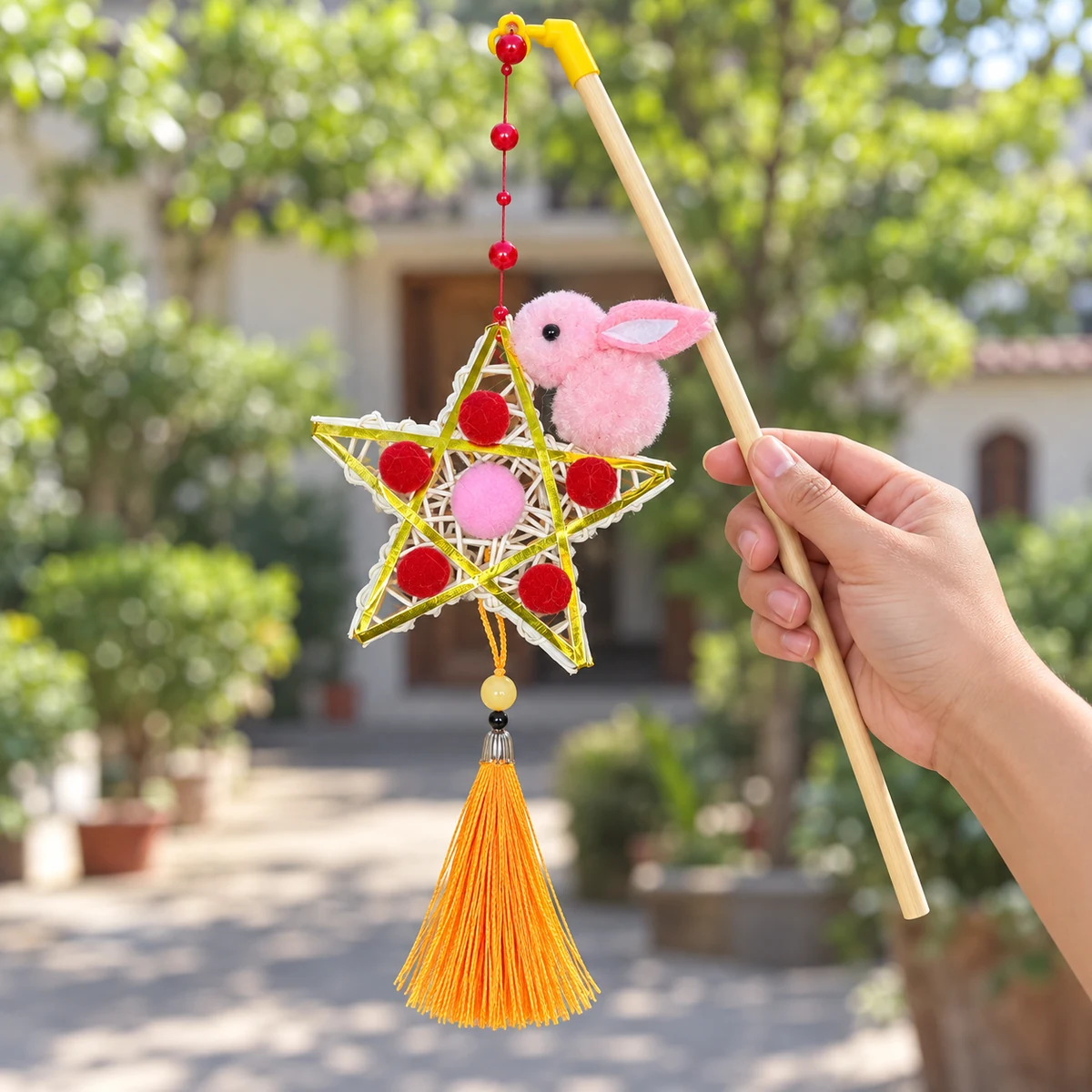 Đèn lồng ngôi sao mây tre gắn thỏ hồng – một cách cầm mẫu ngôi sao