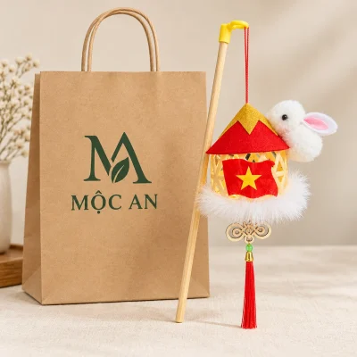 Đèn lồng thỏ trắng bám nón đỏ sao vàng – giữ hình lá cờ, đặt logo ở bao gói