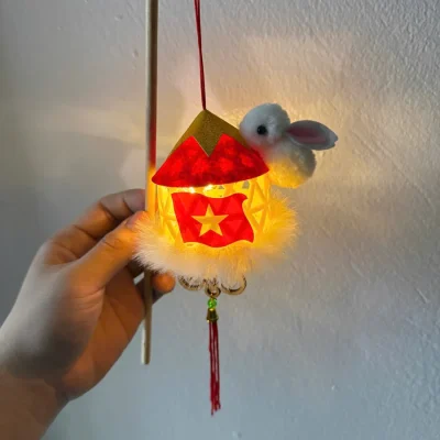 Đèn lồng thỏ trắng bám nón đỏ sao vàng – góc tư liệu khi mẫu có ánh sáng