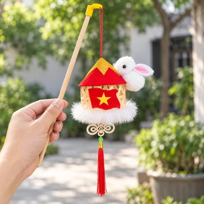 Đèn lồng thỏ trắng bám nón đỏ sao vàng – cách cầm một mẫu riêng