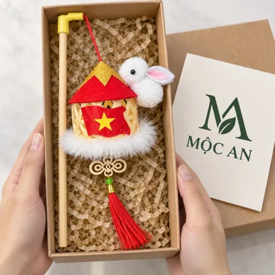 Đèn lồng thỏ trắng bám nón đỏ sao vàng – bao gói theo cả nón, thỏ và que