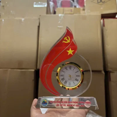Đồng hồ để bàn pha lê ngọn lửa 17 cm – đối chiếu họa tiết và phần chân trong