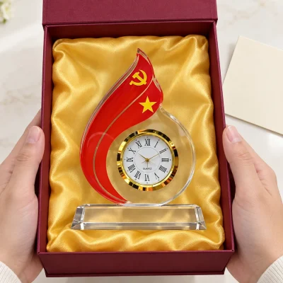 Đồng hồ để bàn pha lê ngọn lửa 17 cm – trình bày hộp trước khi trao quà