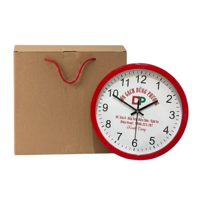 Đồng hồ treo tường HD303 viền đỏ 30 cm – đối chiếu mặt số và vùng chữ của mẫu thật