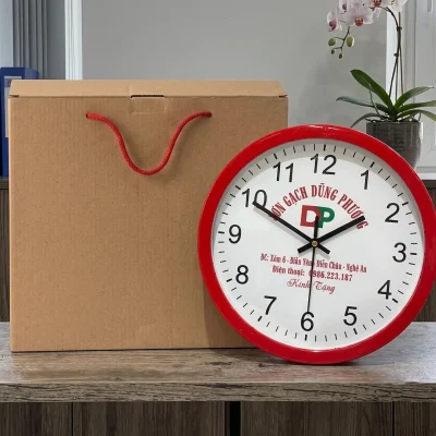 Đồng hồ treo tường HD303 viền đỏ 30 cm – xem cách trình bày cùng hộp kraft