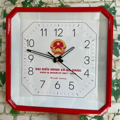 Đồng hồ treo tường vuông HD98 viền đỏ 30 cm – mặt số thật giúp chọn vùng nhận diện