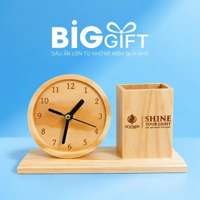 Đồng hồ tr&ograve;n phối ống b&uacute;t gỗ s&aacute;ng tr&ecirc;n đế d&agrave;i &ndash; g&oacute;c b&agrave;n với đồng hồ tr&ograve;n v&agrave; ống b&uacute;t gỗ