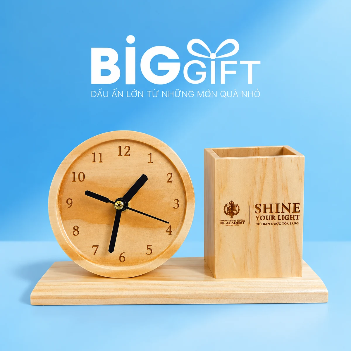 Đồng hồ tròn phối ống bút gỗ sáng trên đế dài – góc bàn với đồng hồ tròn và ống bút gỗ
