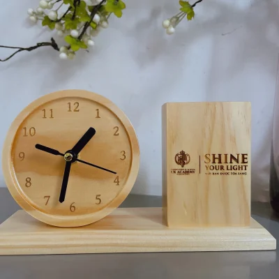 Đồng hồ tr&ograve;n phối ống b&uacute;t gỗ s&aacute;ng tr&ecirc;n đế d&agrave;i &ndash; xem mặt số, th&acirc;n ống v&agrave; ch&acirc;n đế