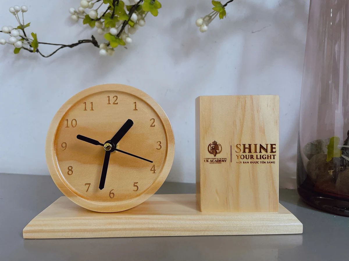 Đồng hồ tròn phối ống bút gỗ sáng trên đế dài – xem mặt số, thân ống và chân đế