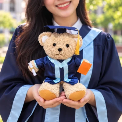 Gấu bông tốt nghiệp cỡ 25 cm, áo xanh – gợi ý trao cùng lời chúc tốt nghiệp
