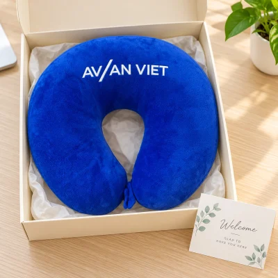 Gối chữ U Vellboa ruột bông màu xanh – đóng quà gọn cho chương trình nhân viên