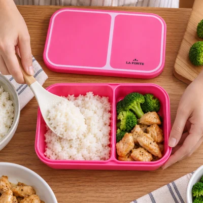 Cảnh chia cơm và món ăn trong hai ngăn hộp hồng tại nhà