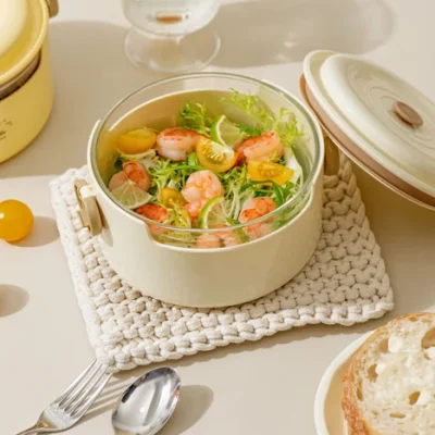 Ảnh nguồn hộp La Fonte màu kem mở chứa salad, nắp bên cạnh