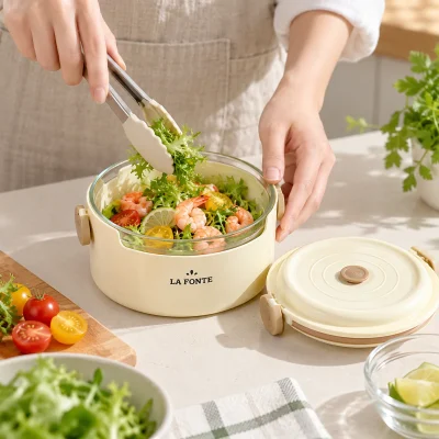 Cảnh chuẩn bị salad trong hộp La Fonte tròn tại nhà