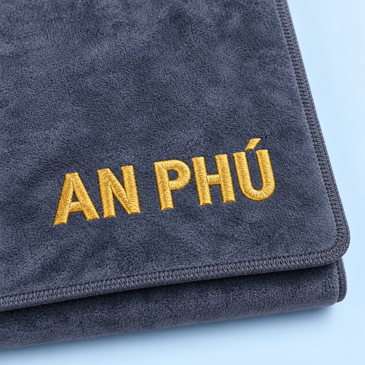 Khăn Microfiber 70 × 140 cm màu xám xanh – demo chữ an phú bằng chỉ tương phản