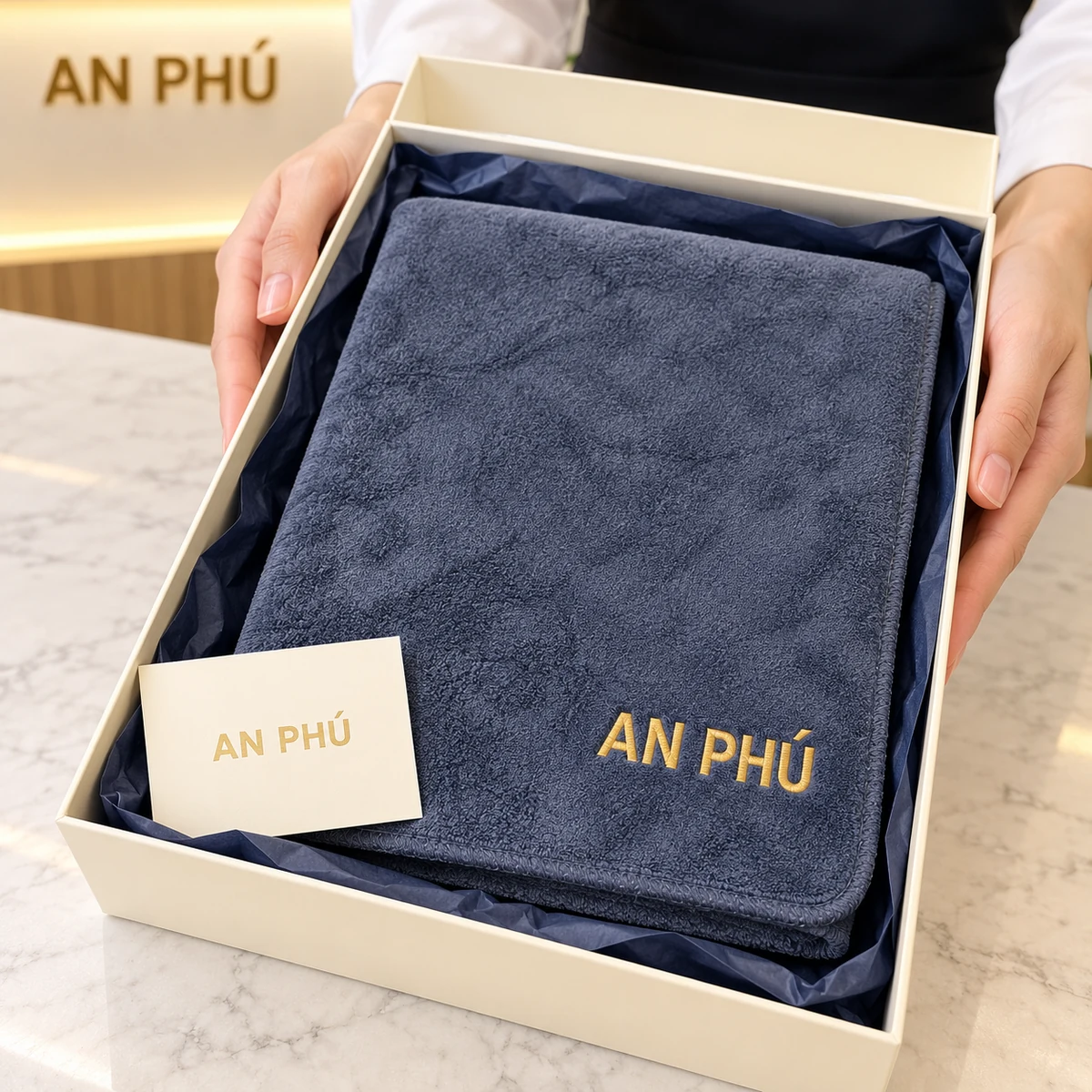 Khăn Microfiber 70 × 140 cm màu xám xanh – hộp quà giữ vùng thêu nhìn thấy khi mở