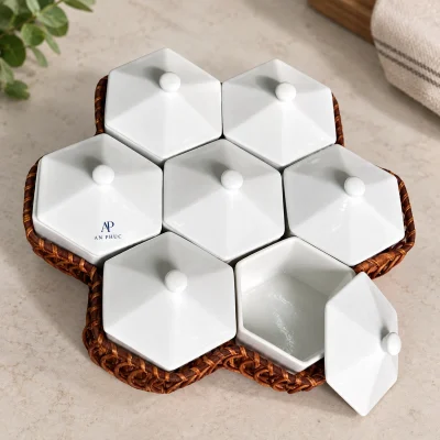 Khay mứt tổ ong bảy hũ sứ trắng kèm khay đan – minh họa in logo