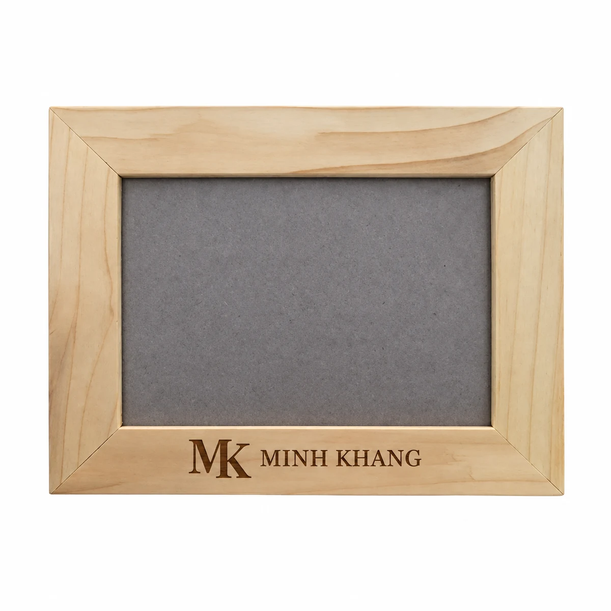 Khung ảnh gỗ sáng dáng ngang viền bản rộng – logo khắc ở cạnh dưới để phần ảnh thoáng