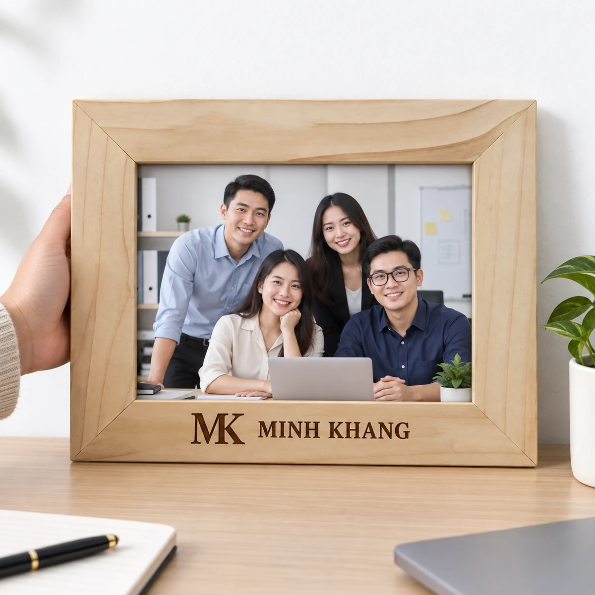 Khung ảnh gỗ sáng dáng ngang viền bản rộng – lồng một bức ảnh để hình dung cách đặt