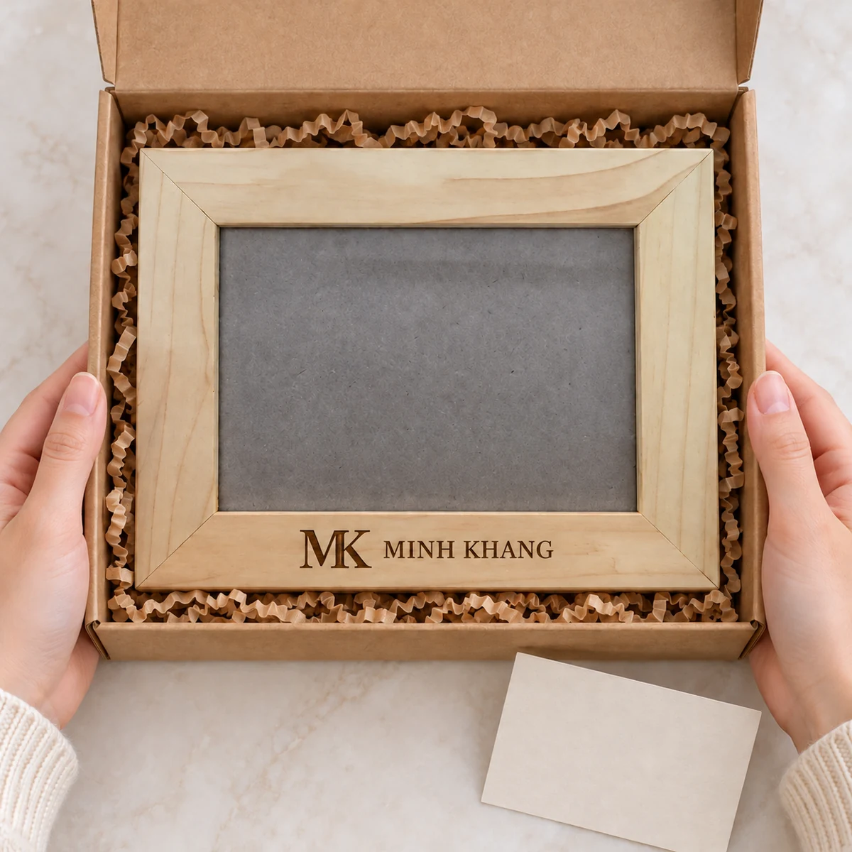 Khung ảnh gỗ sáng dáng ngang viền bản rộng – chuẩn bị khung thành một món quà lưu niệm