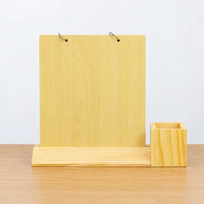 Lịch để bàn đế gỗ sáng kèm hộp bút 13×18 – quan sát phần đế khi chưa gắn lịch giấy