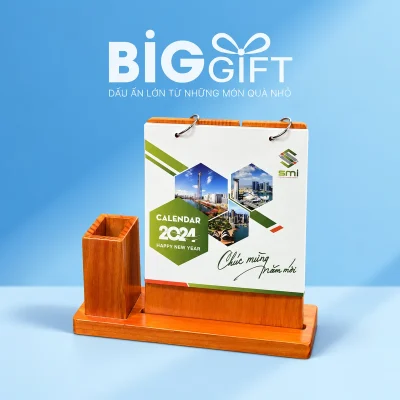 Lịch để bàn gỗ nâu cam kèm hộp bút bên trái – lịch giấy bên phải, hộp bút bên trái