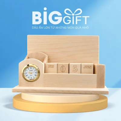 Lịch gỗ để bàn 4 khối xoay, 18 × 5,8 × 14 cm – một góc bàn gọn với lịch gỗ bốn khối