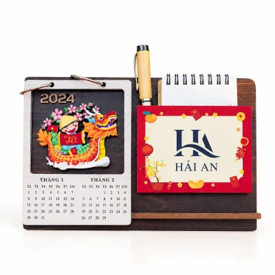 Lịch gỗ để bàn phối lịch giấy và tập ghi chú – logo lớn trên vùng trống của tấm in phía trước