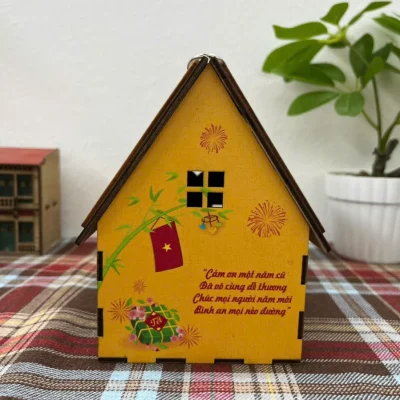 Lịch gỗ hình ngôi nhà họa tiết Tết màu vàng – quan sát mặt bên và những đường ghép