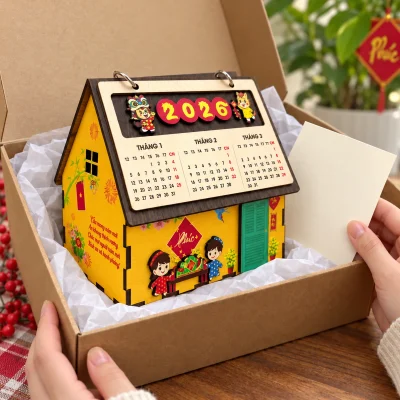 Lịch gỗ hình ngôi nhà họa tiết Tết màu vàng – chọn hộp đủ khoảng cho phần mái