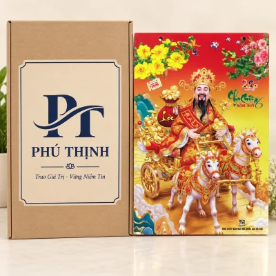Lịch tráng gương họa tiết Thần Tài – logo lớn trên hộp để giữ nguyên vùng tranh