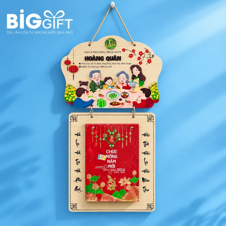 Lịch treo tường gỗ họa tiết sum họp size S