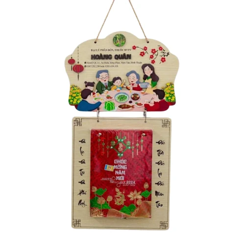 Lịch treo tường gỗ họa tiết sum họp size S – xem dây treo, phần nối và khung lịch giấy