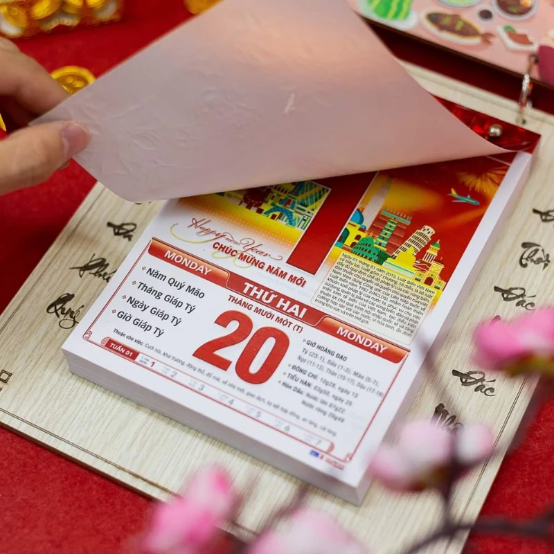 Lịch treo tường gỗ họa tiết sum họp size S – lịch giấy và nội dung ngày tháng cần duyệt riêng