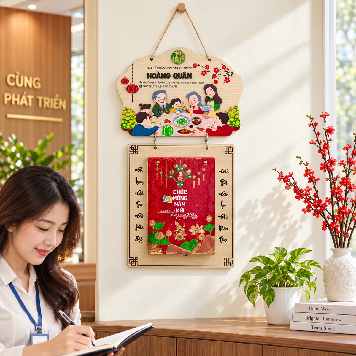 Lịch treo tường gỗ họa tiết sum họp size S – hình dung vị trí treo trong không gian làm việc