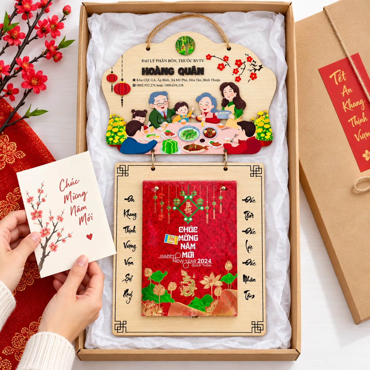Lịch treo tường gỗ họa tiết sum họp size S – chọn hộp dài để trình bày trọn mẫu