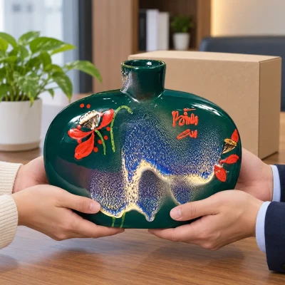 Lọ hoa dáng dẹp men kim sa xanh, họa tiết Bình An, cao 21 cm – gợi ý trao quà