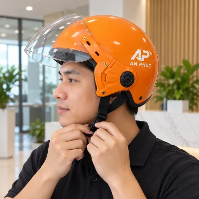 Mũ bảo hiểm 1/2 form Mita màu cam có kính – hình dung khi thử mũ và chỉnh quai