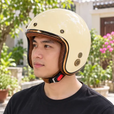 Mũ bảo hiểm 3/4 ABS màu kem không kính viền đồng – hình dung khi đội và thử độ vừa