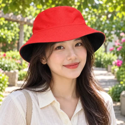 Mũ bucket cotton hai lớp phối đỏ đen – hình dung vành bucket khi đội