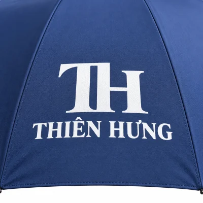 Ô dù cán thẳng R70 tay gỗ xanh đậm – logo trắng nổi rõ trên nền xanh đậm